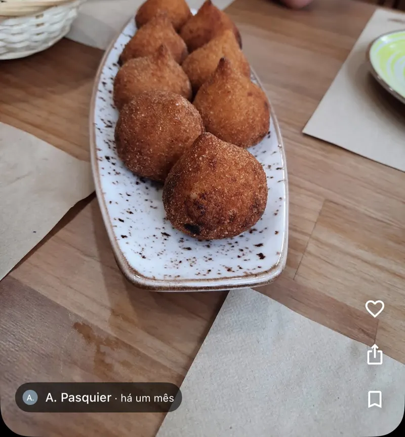 Plato de coxinhas doradas