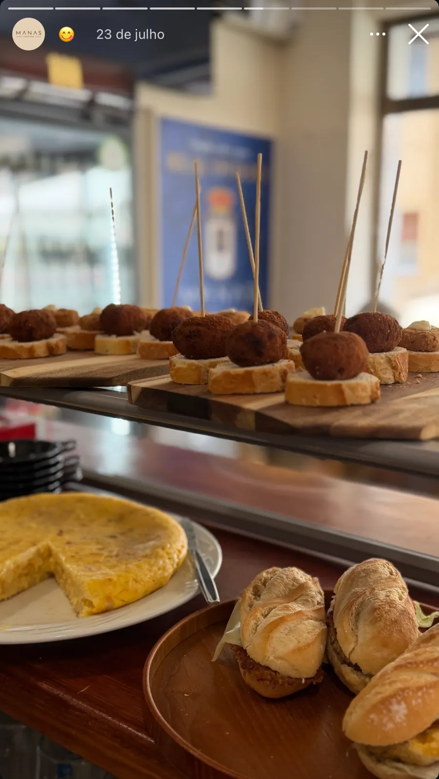 Barra de Manas con pinchos de croqueta, tortilla y bocadillos