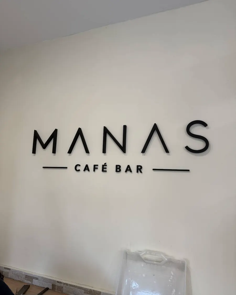 Letras de Manas Café Bar en la pared del local