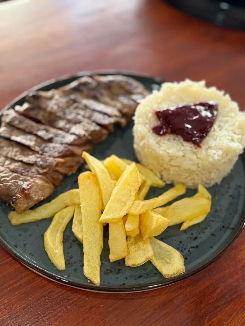 Picanha con patatas fritas y arroz
