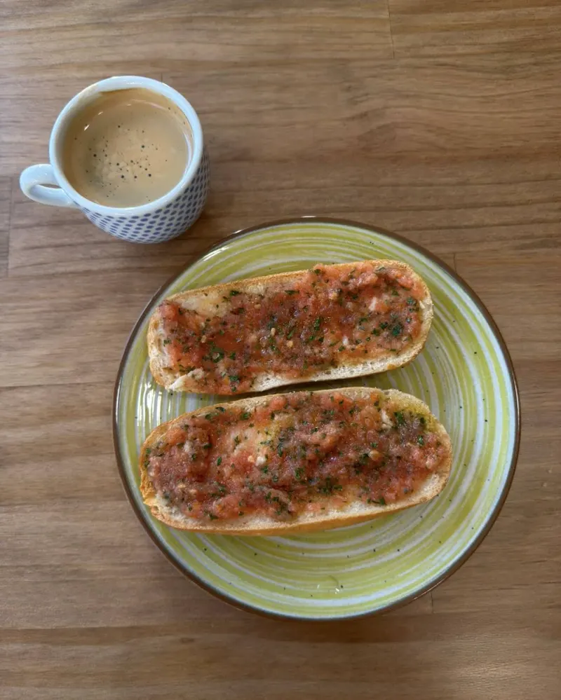 Tostada de tomate y un café